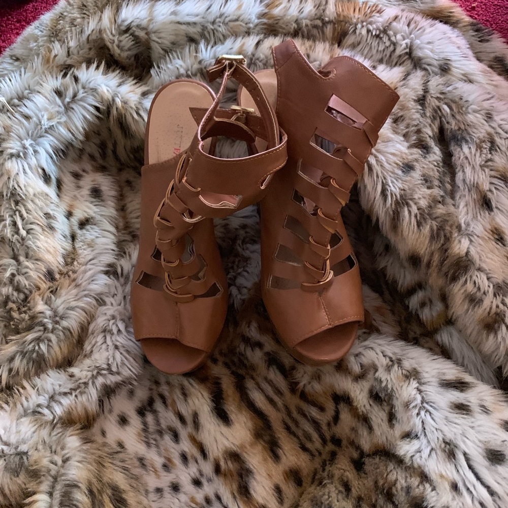Heel - Picture 2 of 8